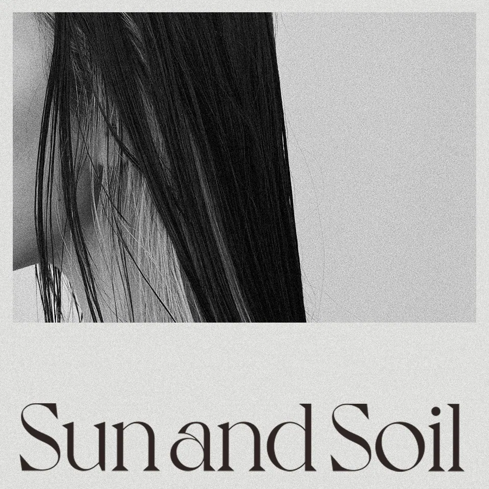 髪のクローズアップ × Sun and Soil タイポ